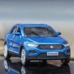 Miniature Volkswagen T-Roc bleu